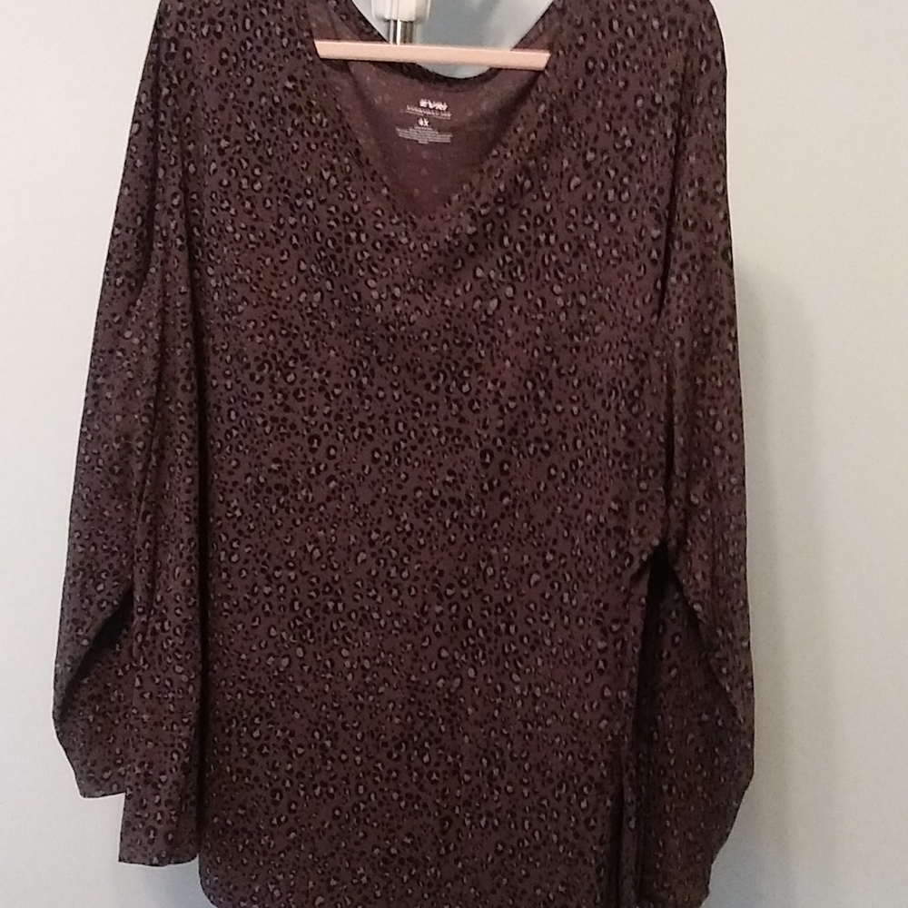 Long sleeve, vneck, leopard print everyday tee. Super soft relaxed fit.